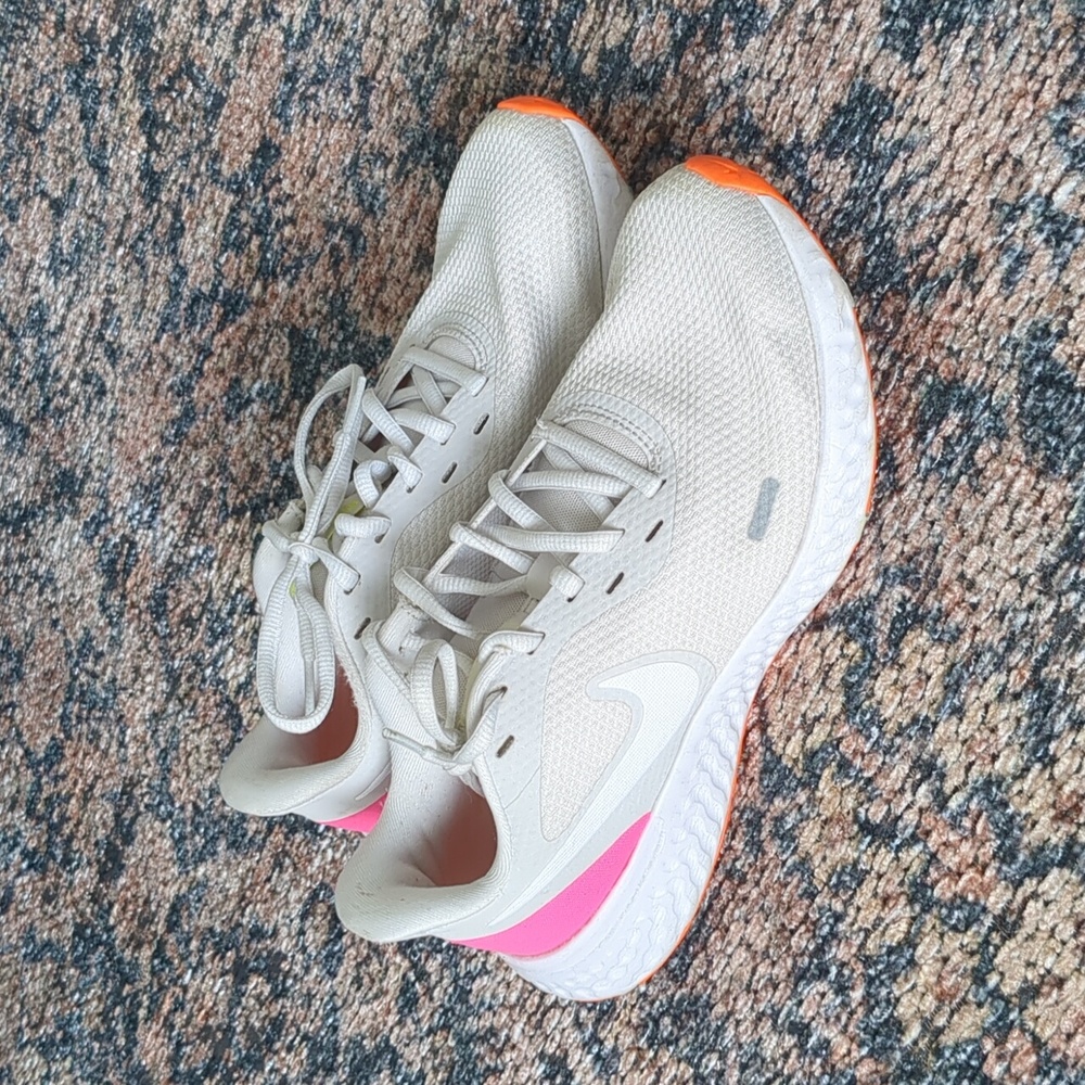 Nike Revolution 5 Platinum